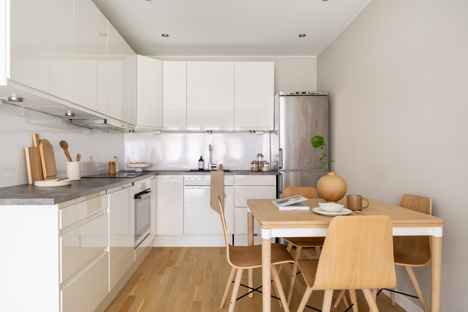 God belysning med både lys over kjøkkenbenk og komfyr, og spottere i taket. Galleribilde