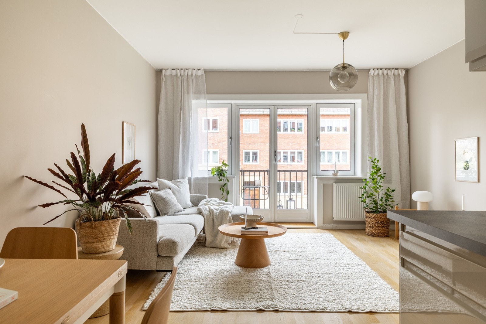 Leiligheten har store vindusflater som slipper inn mye naturlig lys. Galleribilde