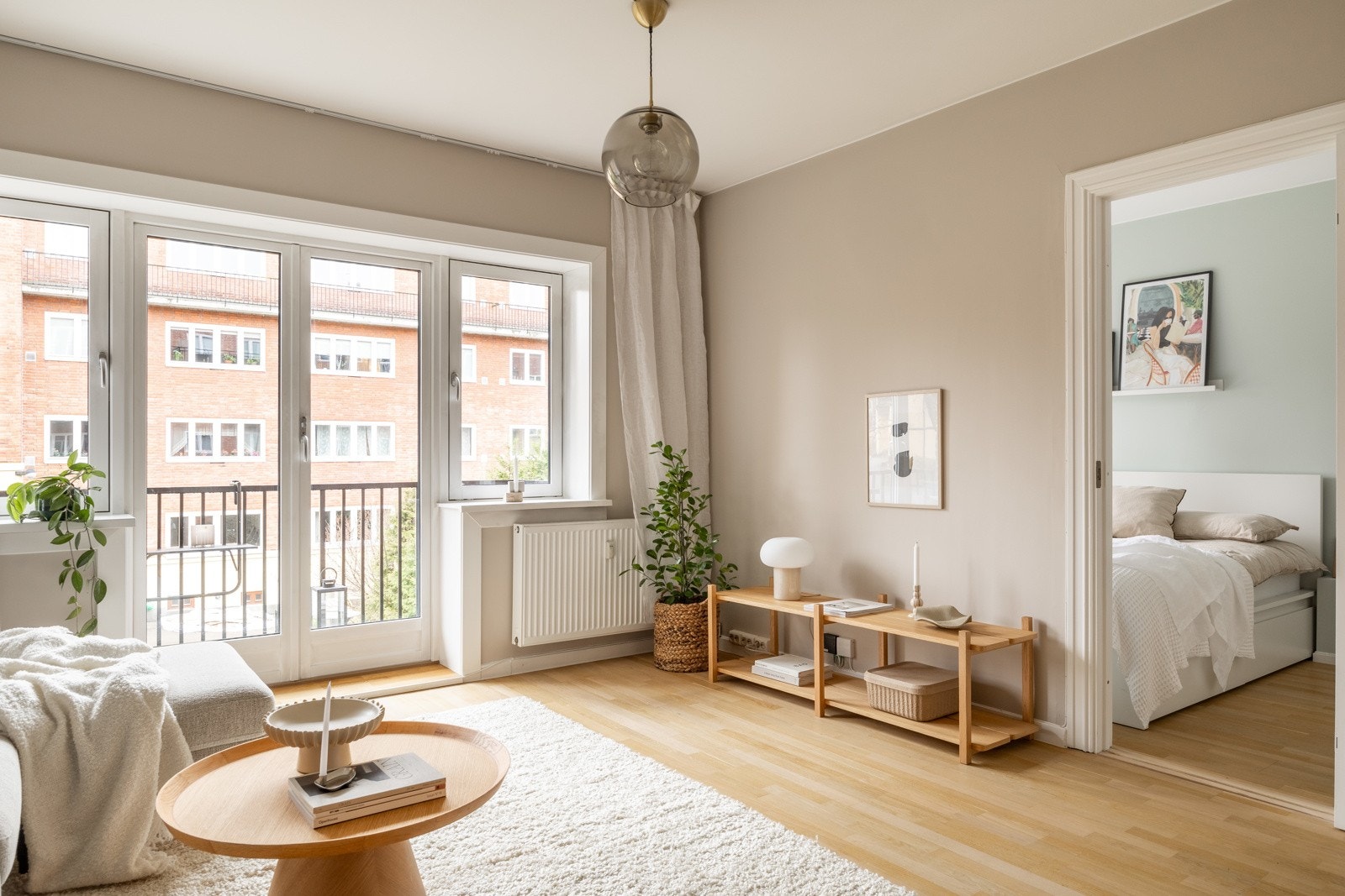 Leiligheten er belagt med parkettgulv med fliser i entré. Galleribilde