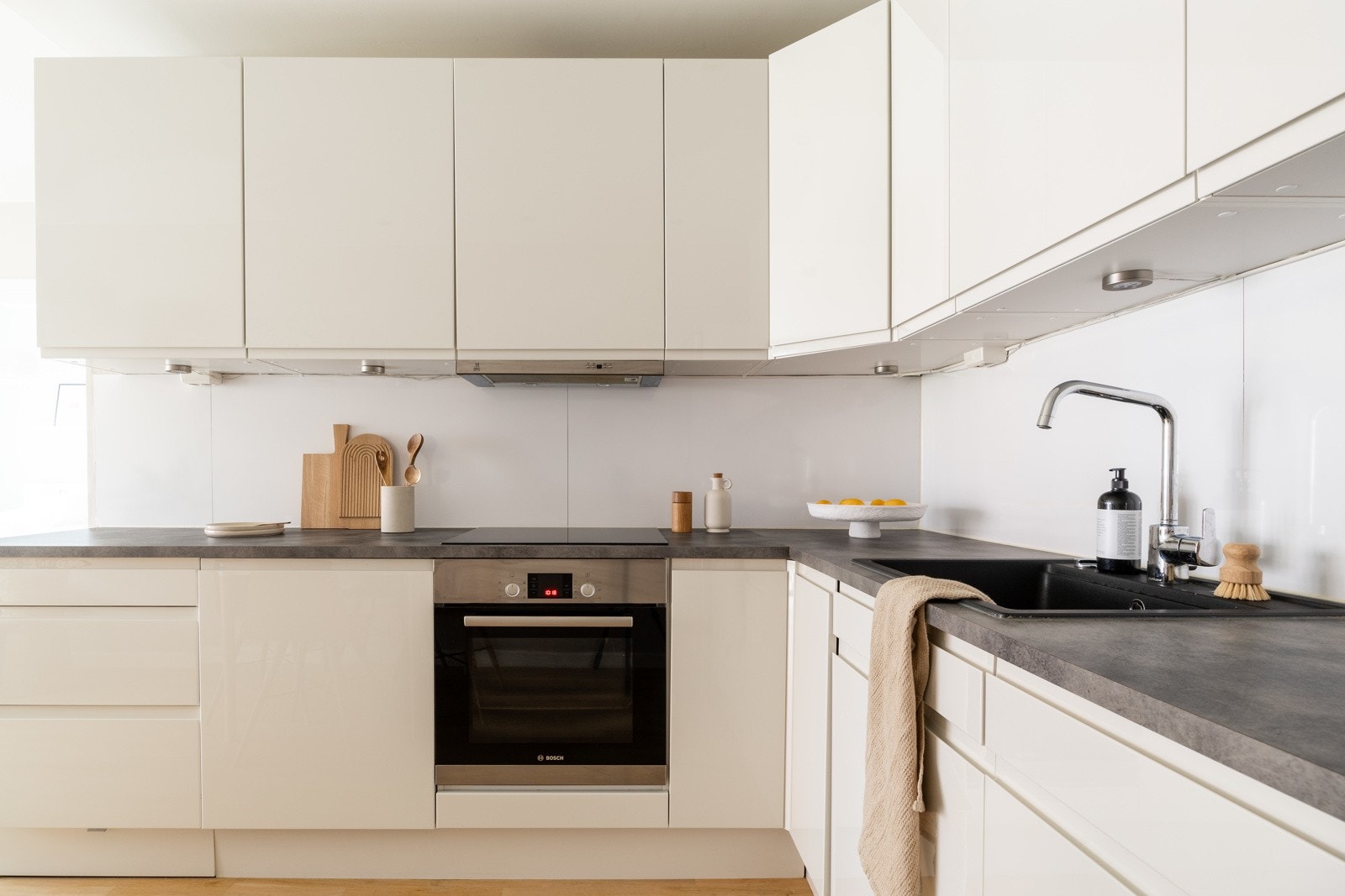 Flott HTH kjøkkeninnredning fra 2016 med glatte fronter og benkeplate av laminat. Galleribilde