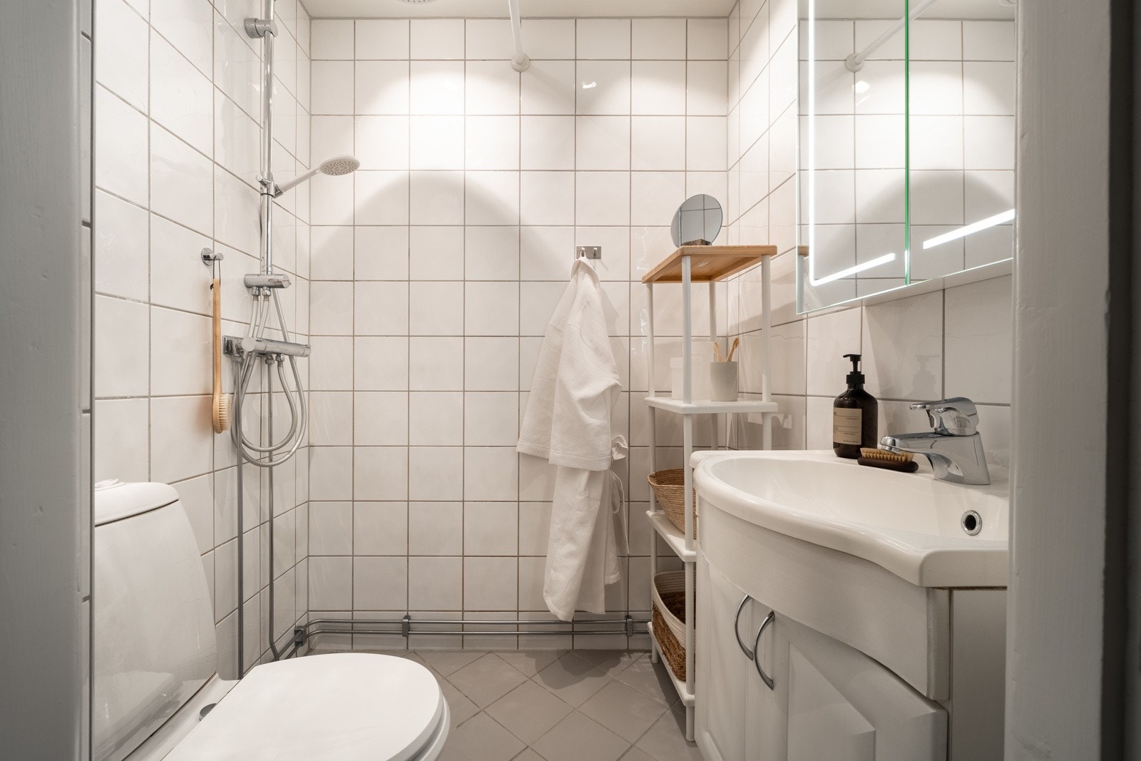 Baderom med flislagt gulv med varme og flislagte vegger. Galleribilde