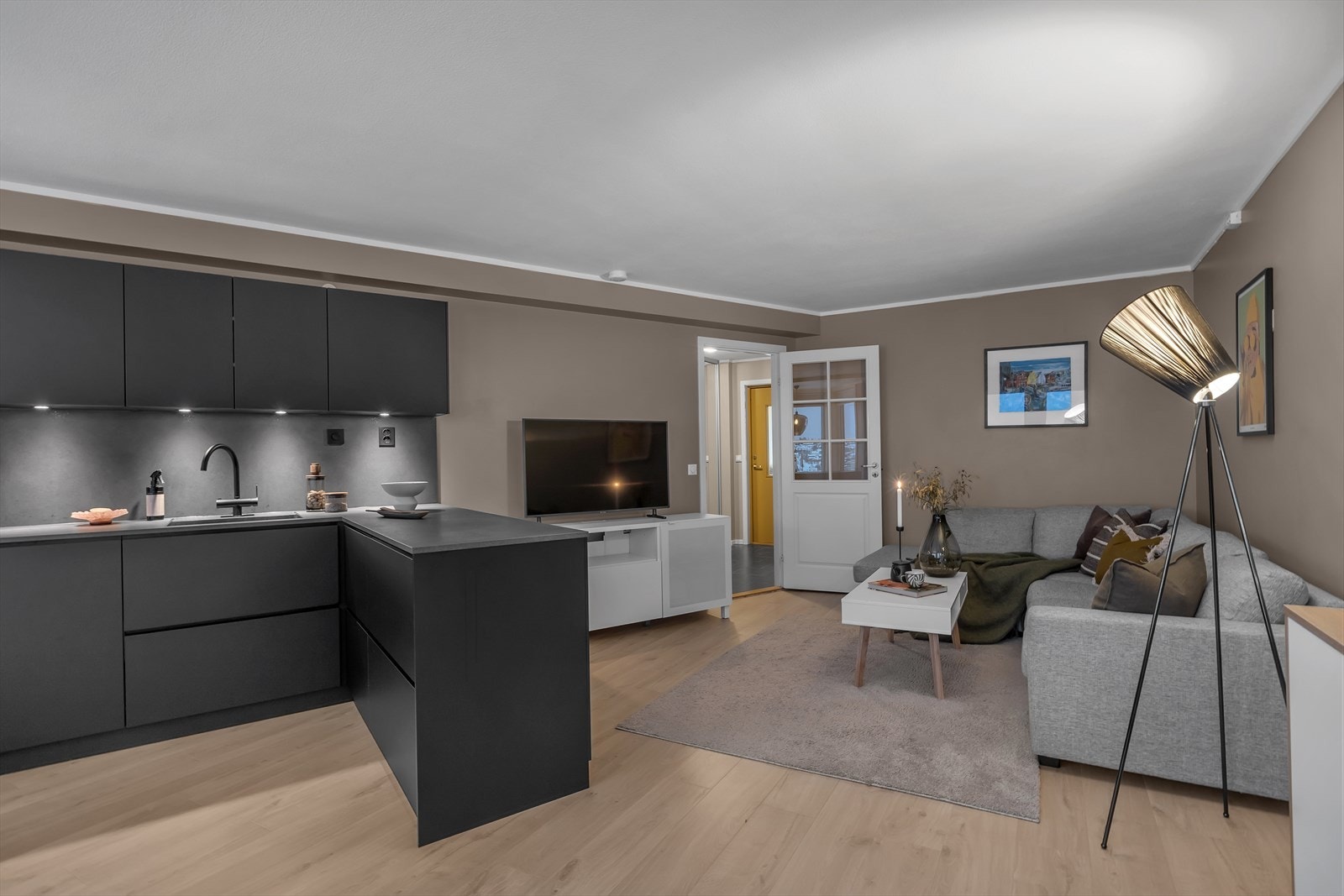 Stilrent kjøkken fra 2022 Galleribilde