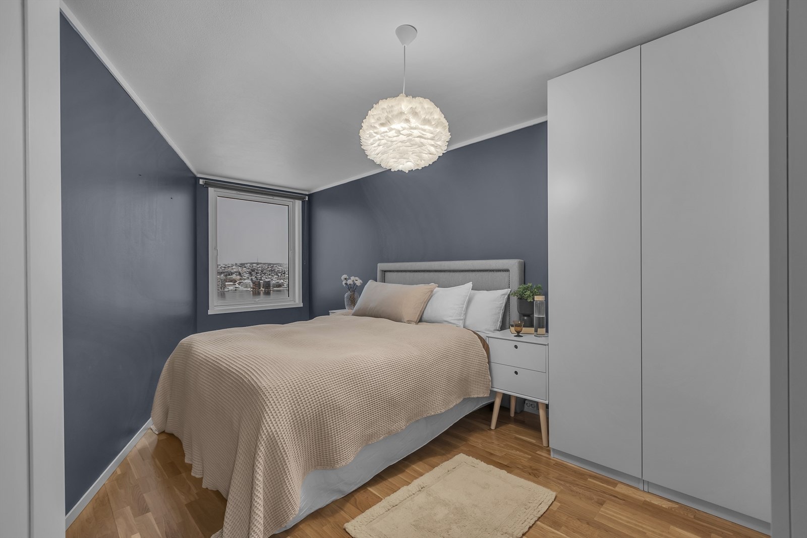 Hovedsoverom med skap Galleribilde