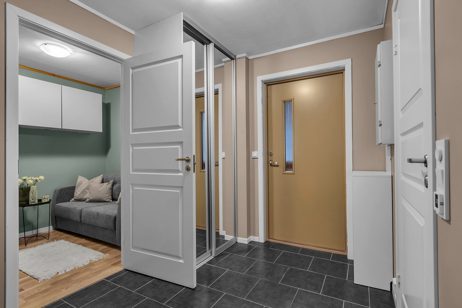 Skyvdørsgarderobe for praktisk oppbevaring av klær Galleribilde