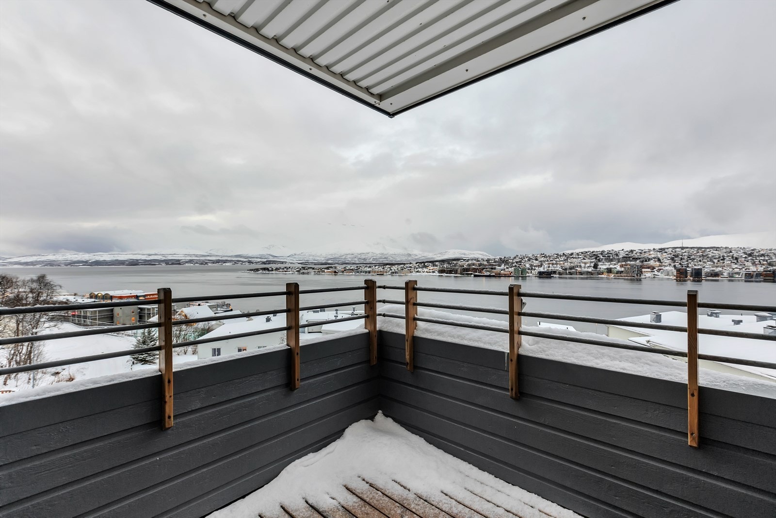 Utsikt mot sydspissen og Sør-Kvaløya Galleribilde