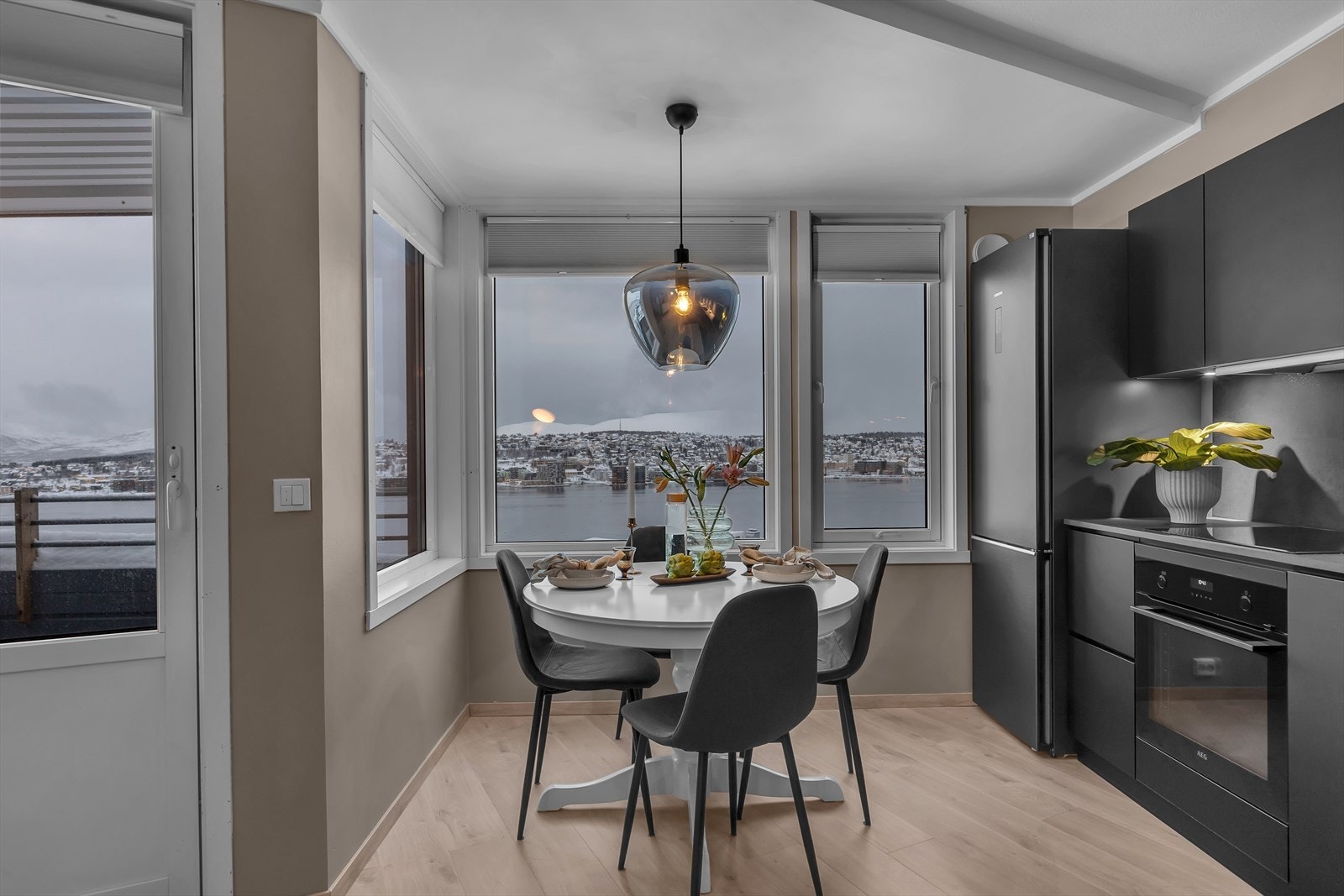 Spektakulær utsikt fra middagsbordet Galleribilde