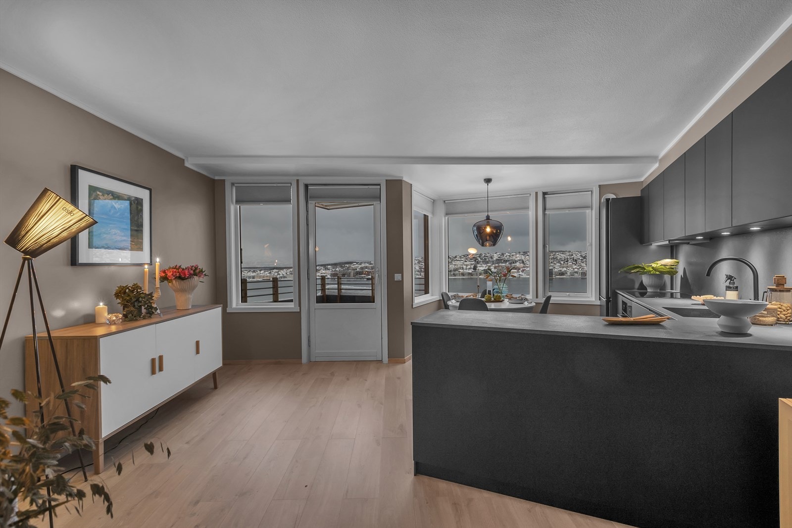 Fantastisk utsikt fra de mange vinduene i front Galleribilde