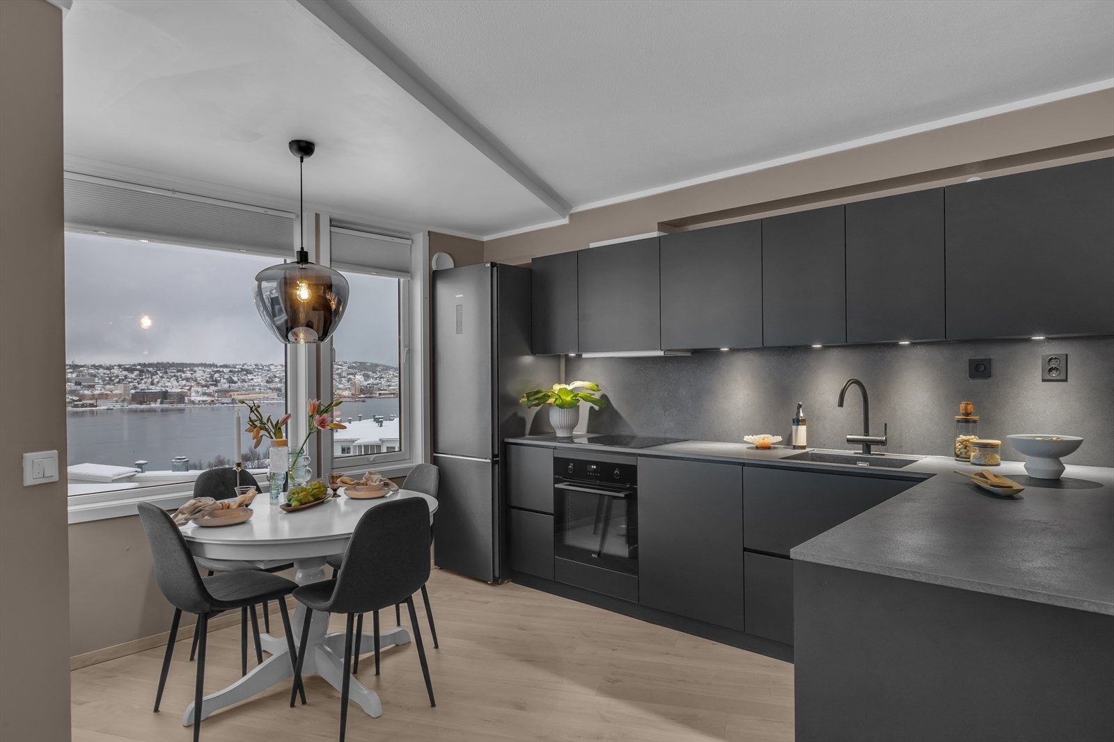 Stilren innredning med mye benkeplass og lagring Galleribilde