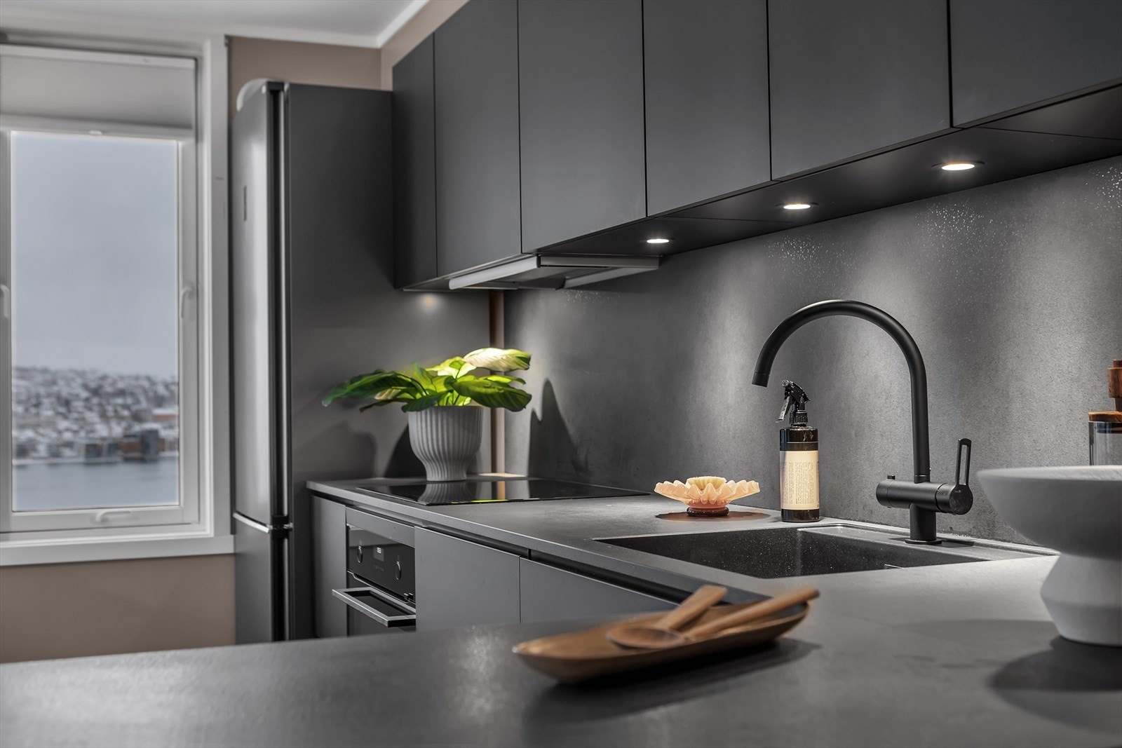 Nedfelt vask med sort armatur Galleribilde