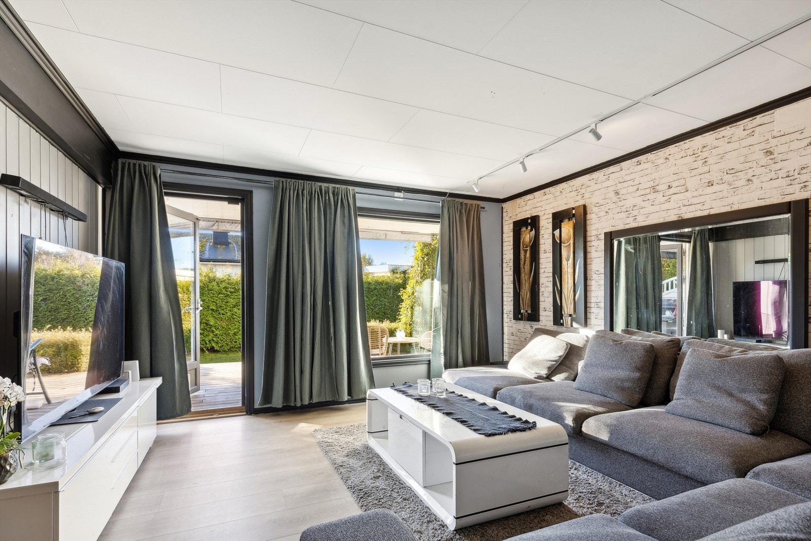 Stue med utgang til terrasse og hage Galleribilde