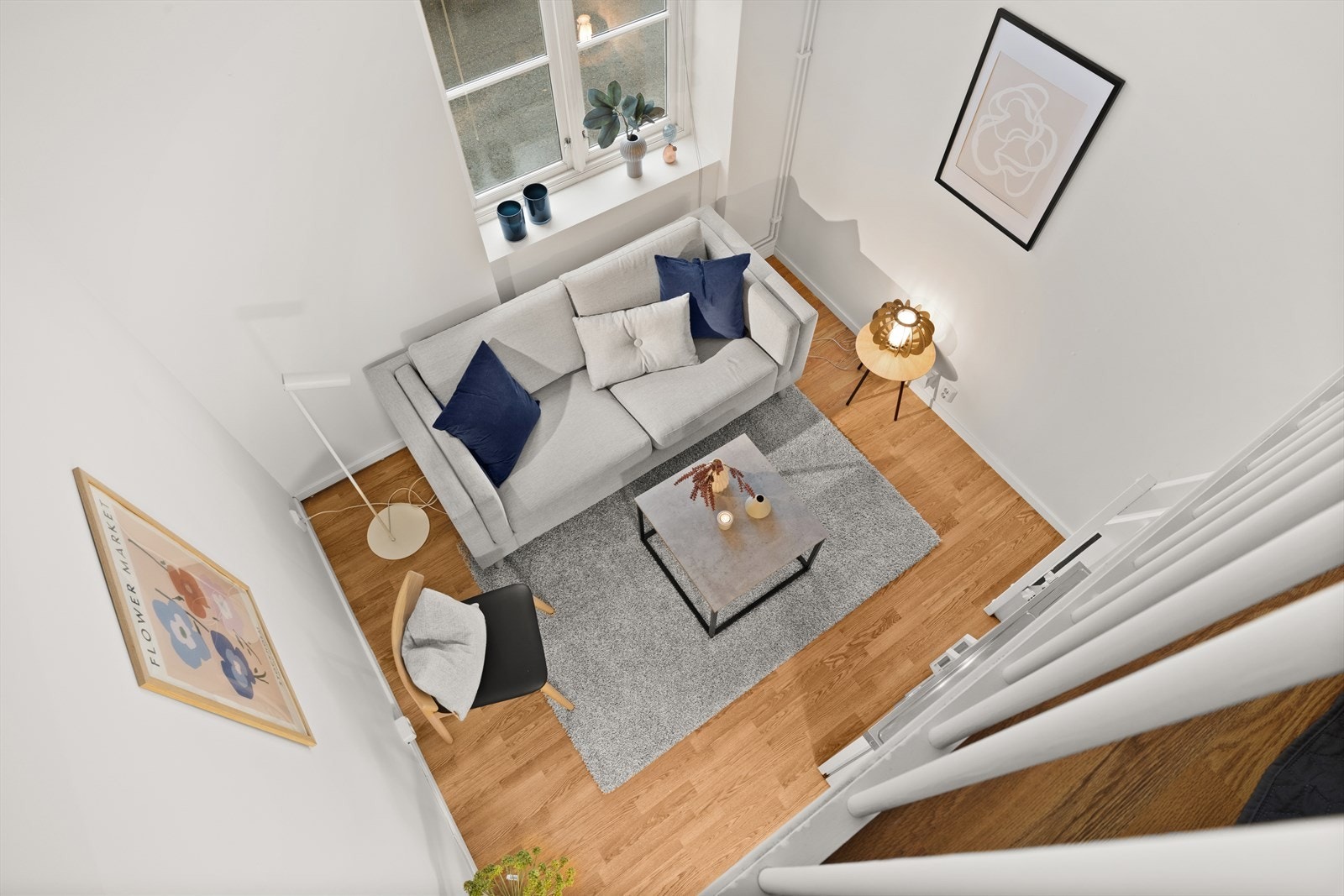 Leilighetens oppholdsrom har god takhøyde Galleribilde