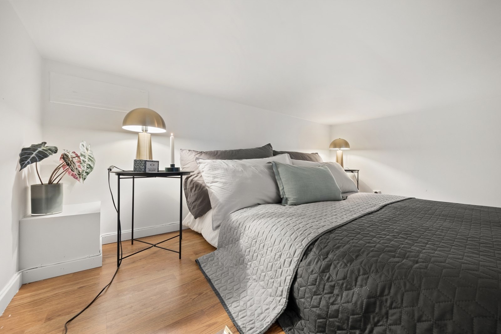 Her er det plass for dobbeltseng og nattbord Galleribilde