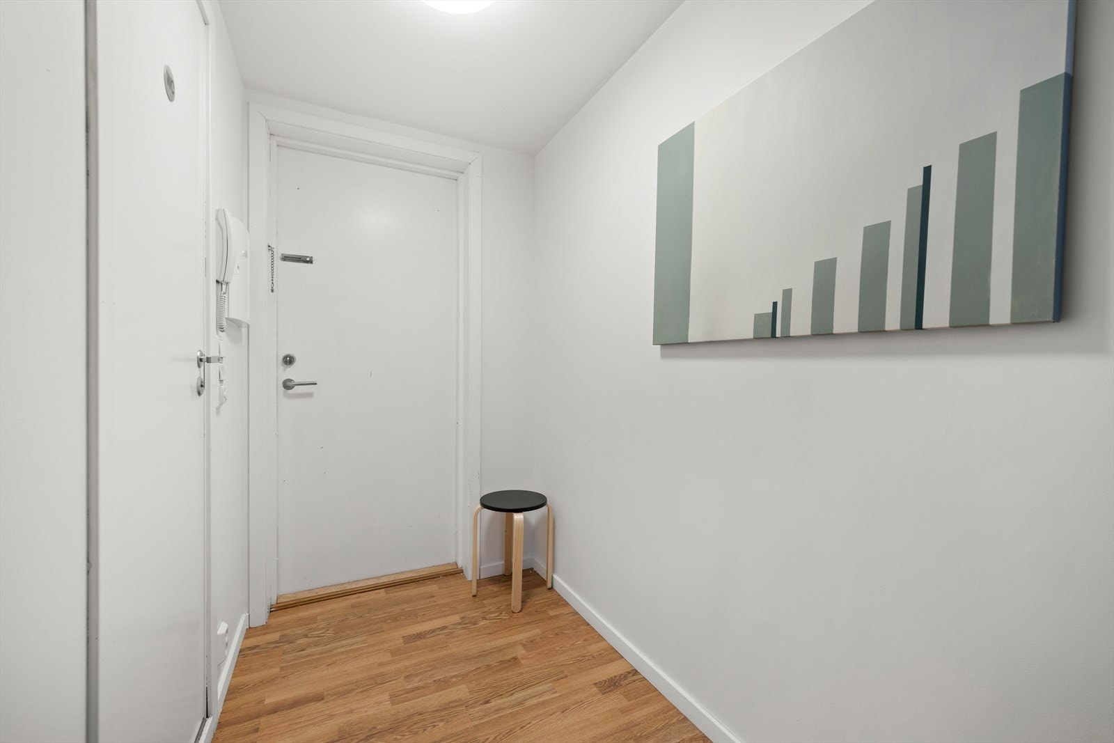 Stue og kjøkken i åpen løsning med trapp til en romslig hems Galleribilde