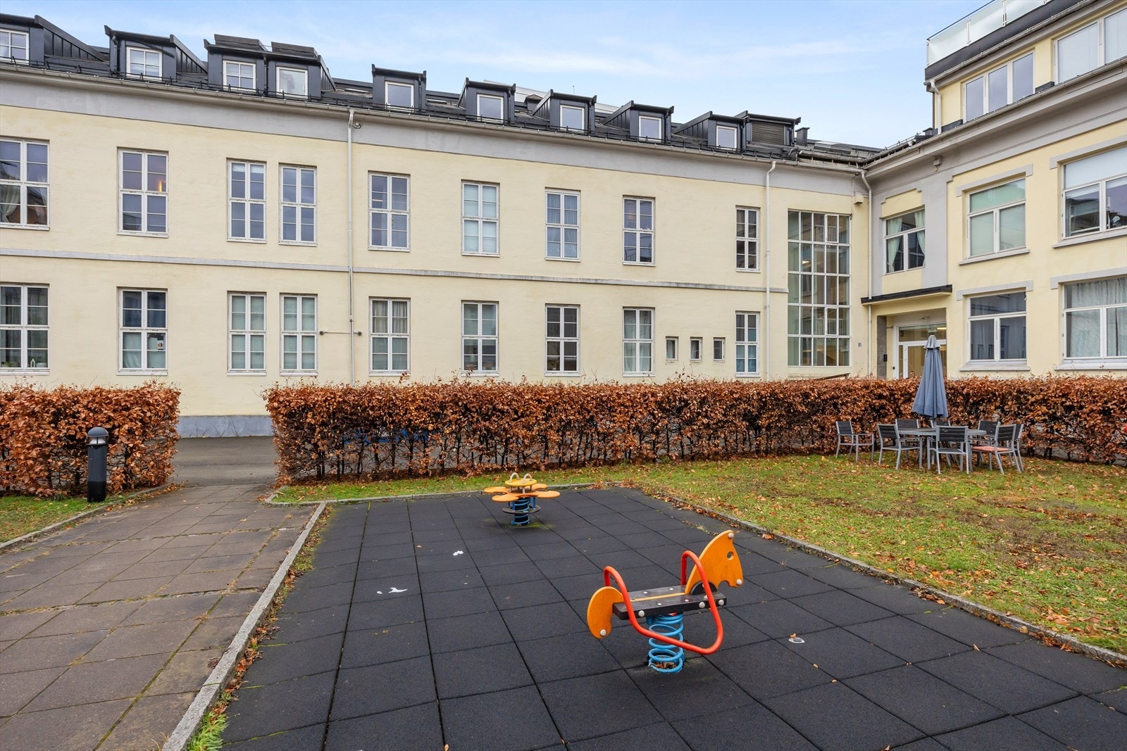 Borettslagets fellesarealer er opparbeidet med lekeplass og grøntarealer Galleribilde