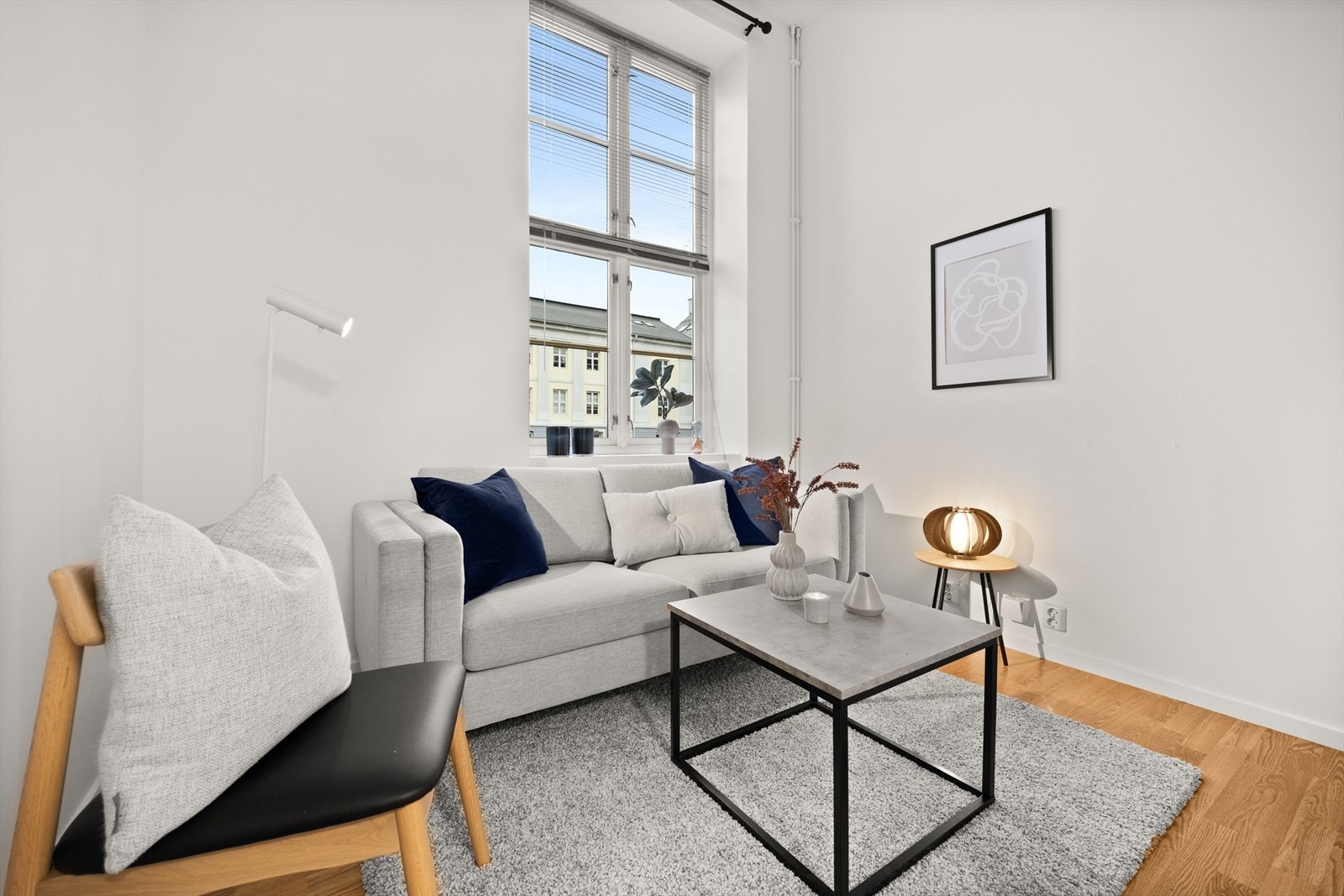 Plass til sofa med tilhørende møblement Galleribilde