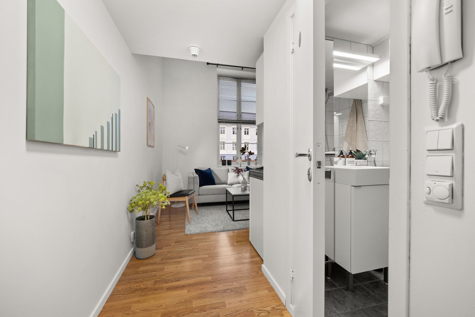 Gangen gir plass til å henge fra seg yttertøy Galleribilde