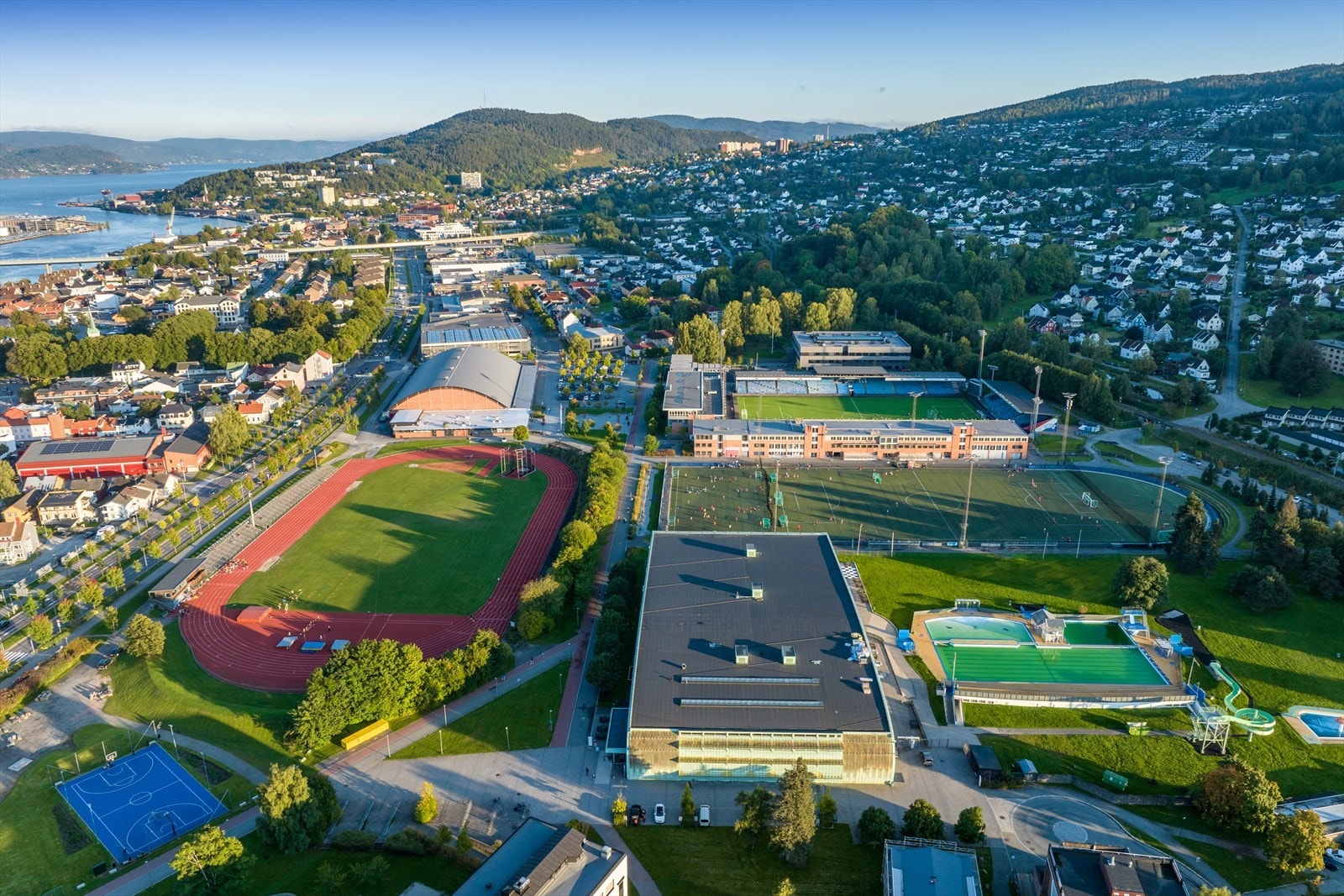 Kort vei til fritidsaktiviteter som Drammensbadet, treningssenter, fotballbane/skøytebane og friidrettsbane Galleribilde