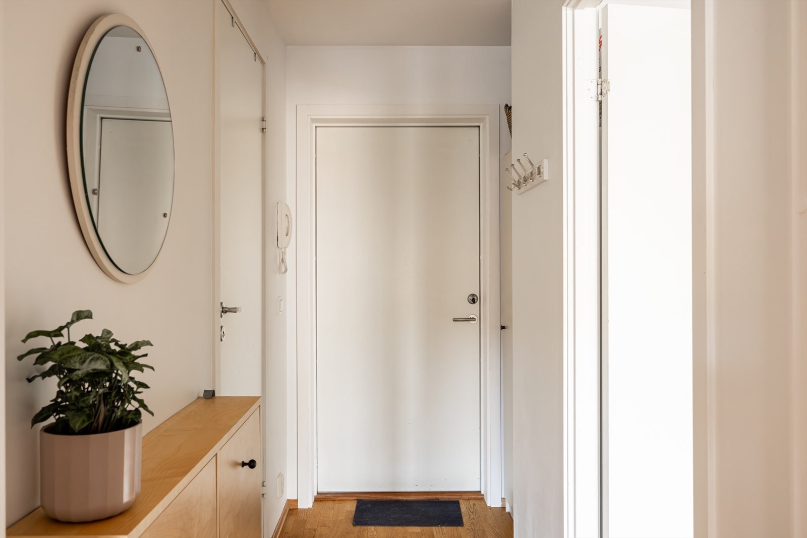 En lys og praktisk entré ønsker deg velkommen inn i boligen. Galleribilde