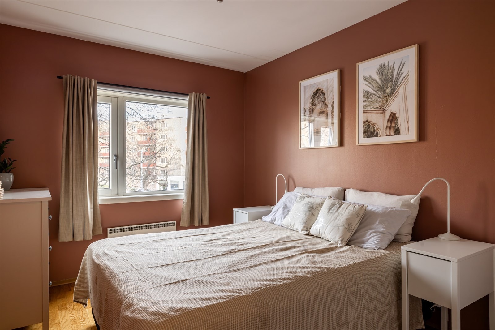 Soverommet er romslig og innbydende, med god plass til dobbeltseng og nattbord på begge sider. Galleribilde