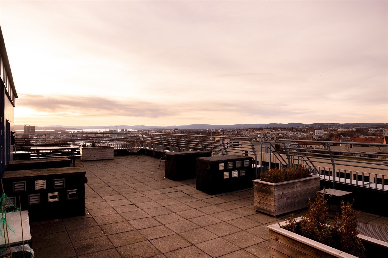 På toppen av bygget er det en stor, felles takterrasse med ypperlige solforhold. Galleribilde