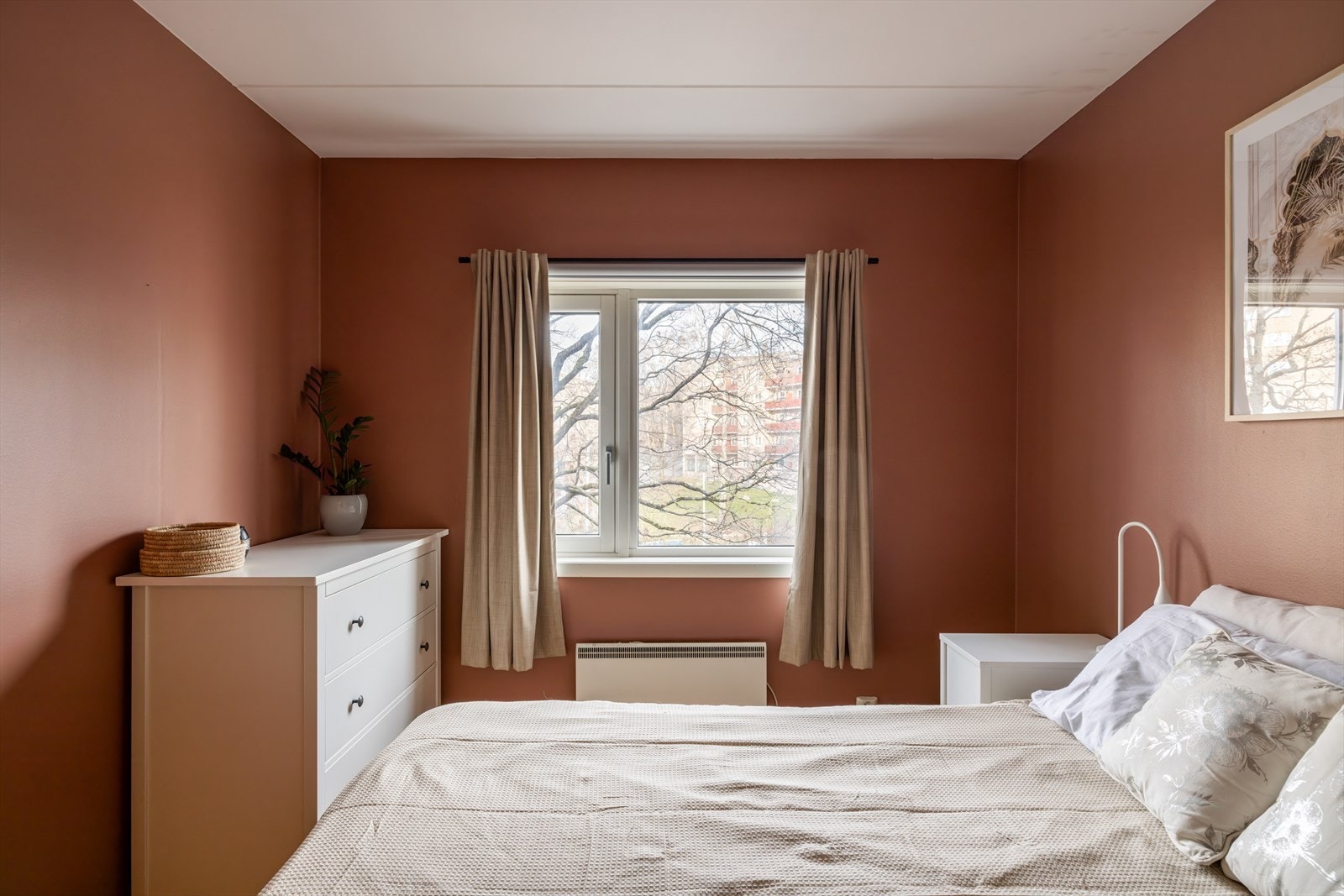 Veggene er malt i en delikat og avslappende farge, som skaper en behagelig atmosfære. Galleribilde