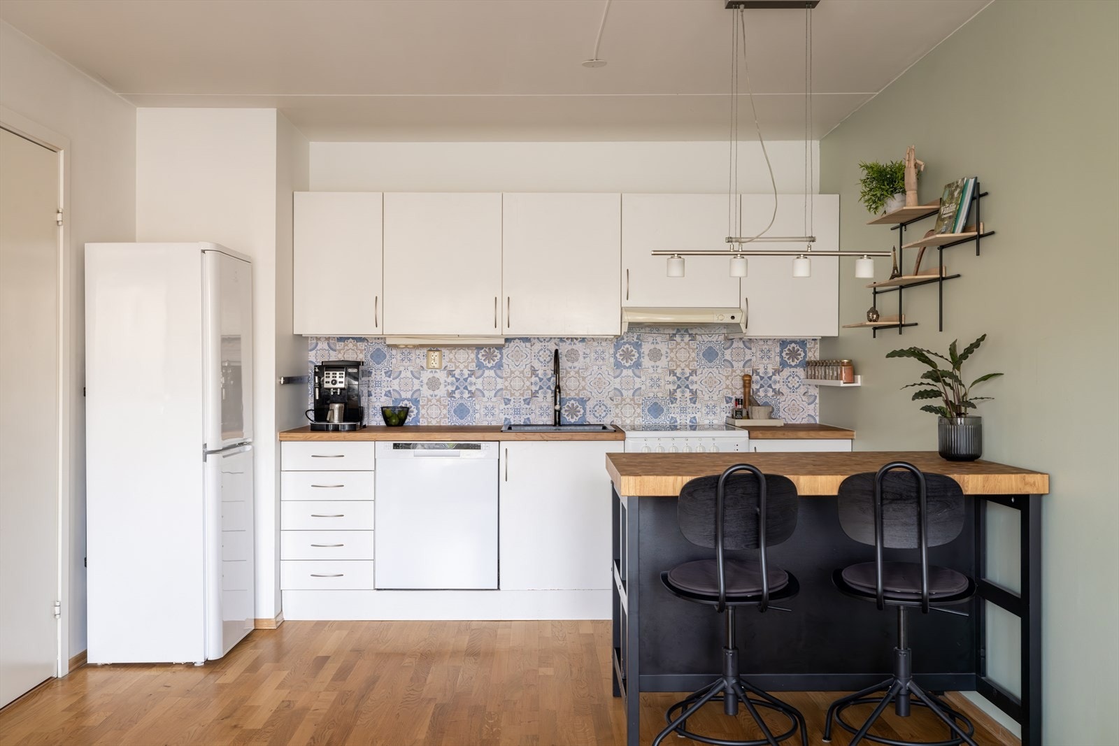 Kjøkkenet er utstyrt med ventilator tilkoblet kanal, komfyr og oppvaskmaskin (ny i 2024), samt plass til frittstående kjøleskap/fryser (2023). Galleribilde