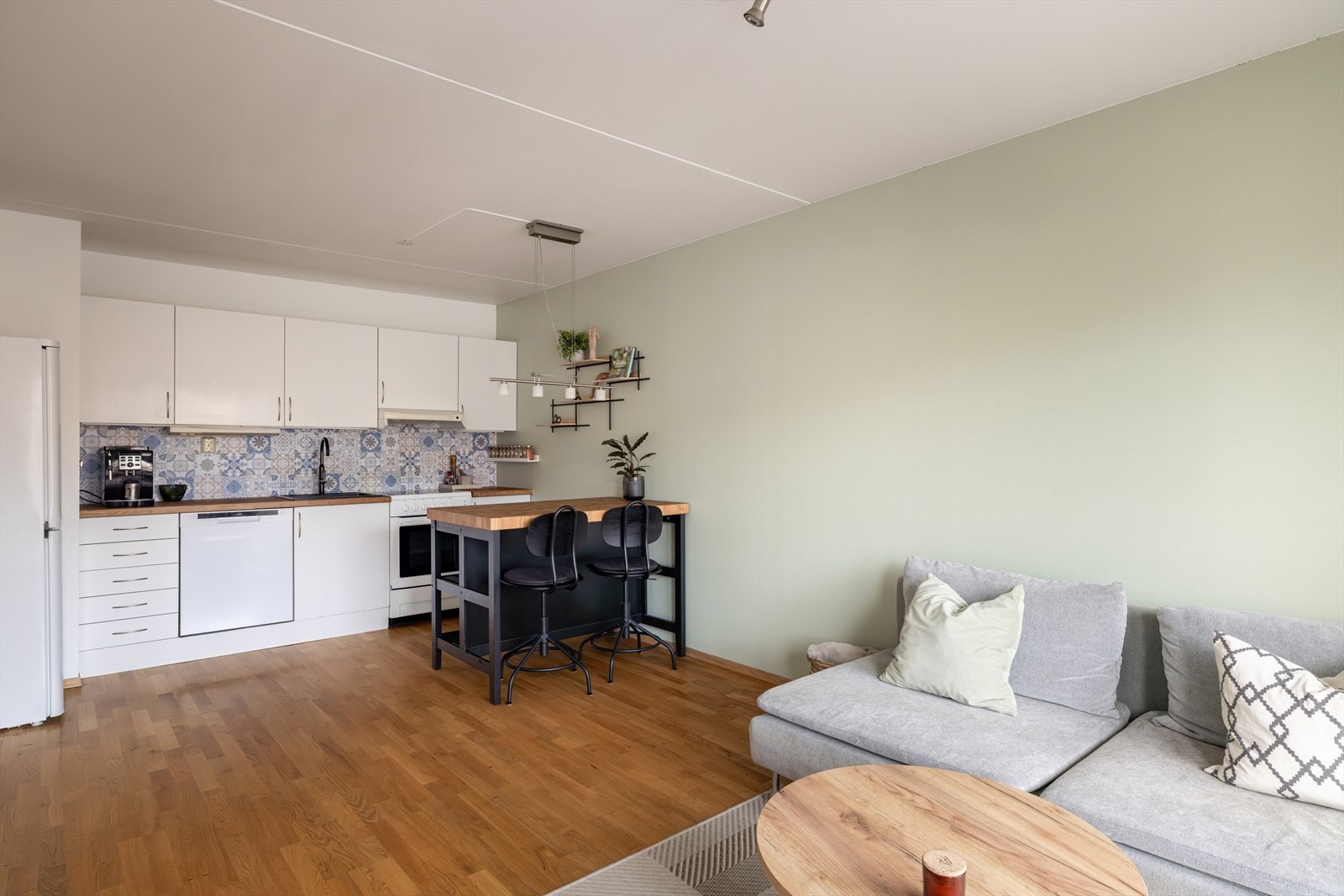 Rommets gode utforming gir fleksible møbleringsmuligheter, med plass til både sofagruppe og spisebord. Galleribilde