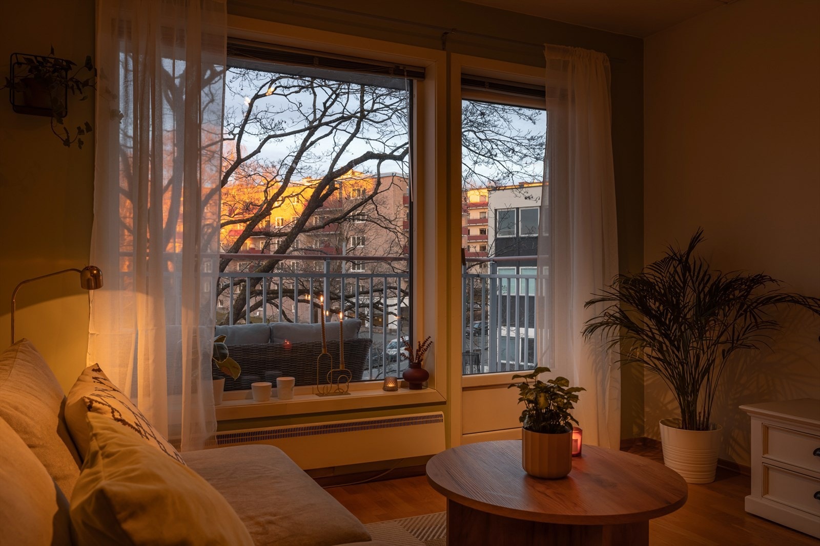 Leiligheten ligger høyt til i 5. etasje med enkelt adkomst via heis. Galleribilde