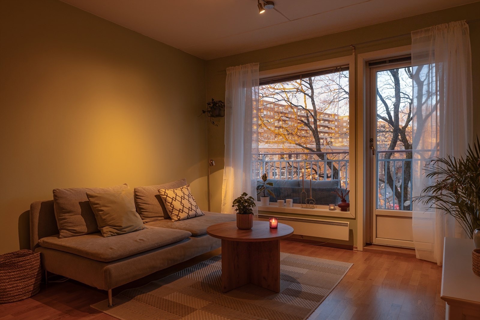 Boligen har en sentral beliggenhet på Carl Berner, men likevel tilbaketrukket og godt skjermet fra trafikkstøy. Galleribilde