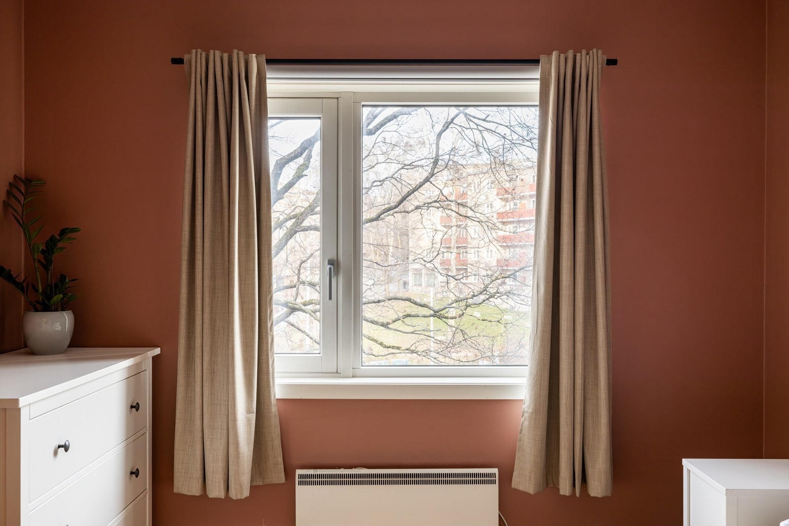 Det store vinduet gir mye naturlig lys og gode luftemuligheter. Galleribilde