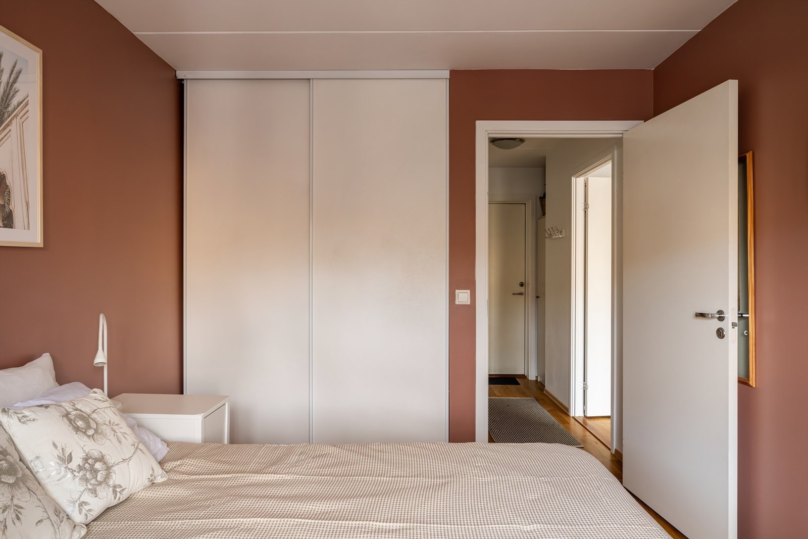 Det medfølger en skyvedørsgarderobe og rom for å innrede med f.eks. en kommode for ekstra oppbevaringsplass. Galleribilde