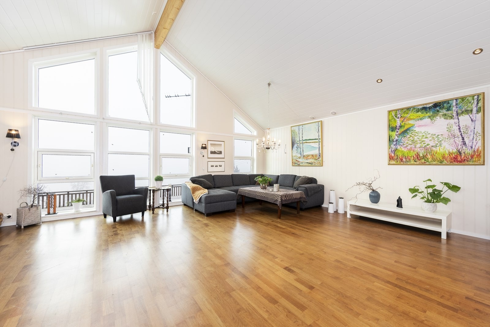 Stuen er av god størrelse og kan enkelt møbleres etter eget ønske og behov. Store vindusflater sørger for mye naturlig lys og fantastisk utsikt. Galleribilde