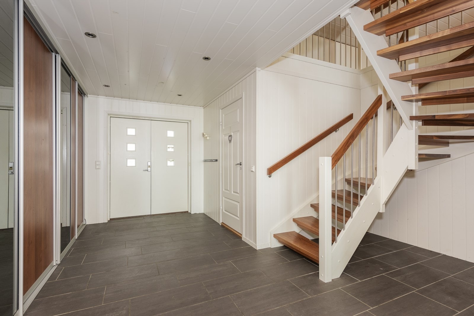 Entreen/gangen er romslig med god plass til yttertøy i skyvedørsgarderobe. Galleribilde