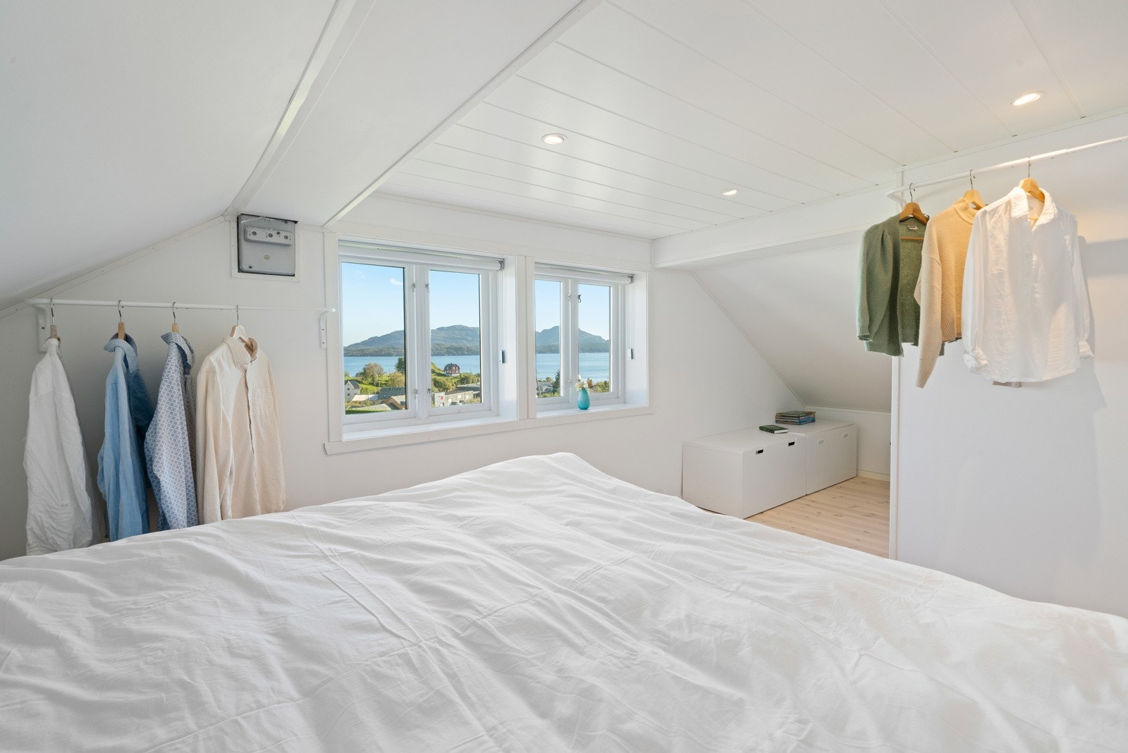 I himling er det downlights. Soverommet har god plass til dobbeltseng. Galleribilde