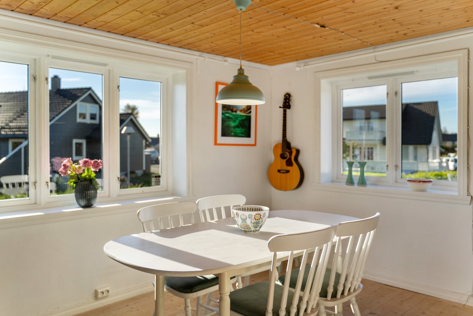 Spisestuen har god plass til stort spisebord hvor familien kan samles. Fra rommet har man også utsikt til nærområdet. Galleribilde