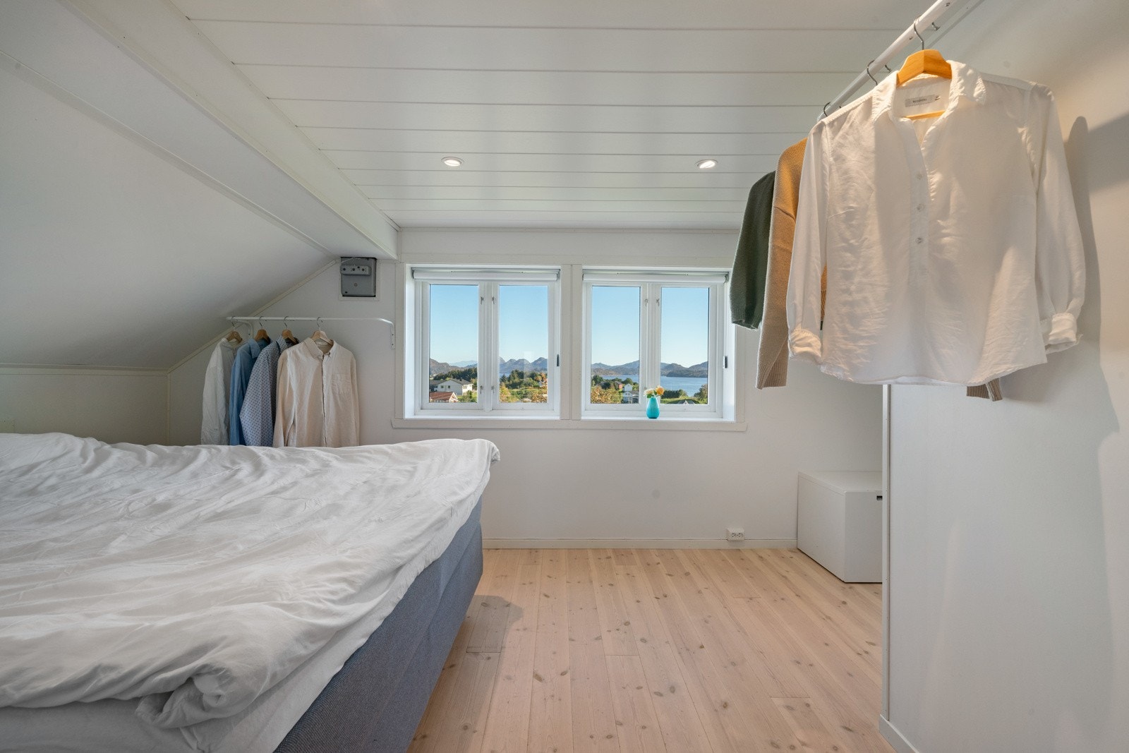 Romslig hovedsoverom med flott utsikt. Galleribilde