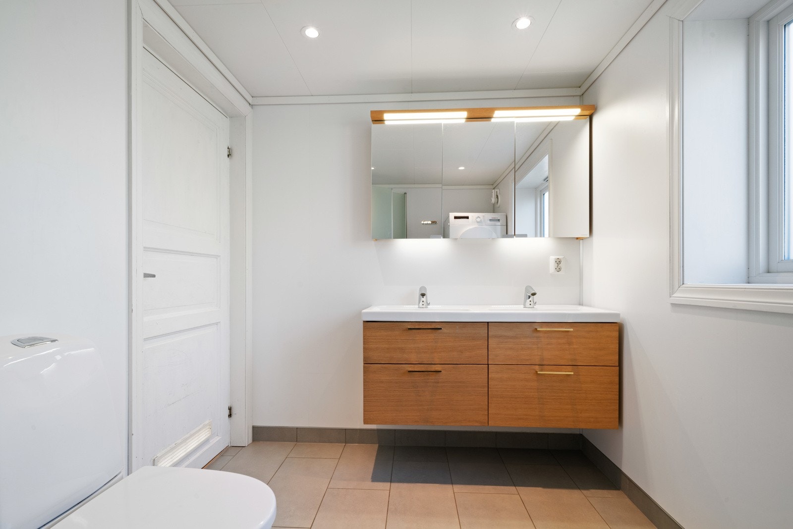 Nyere og pent baderom fra 2017. Badet er utført av fagfolk og har bl.a. nedsenket dusjnisje. Galleribilde
