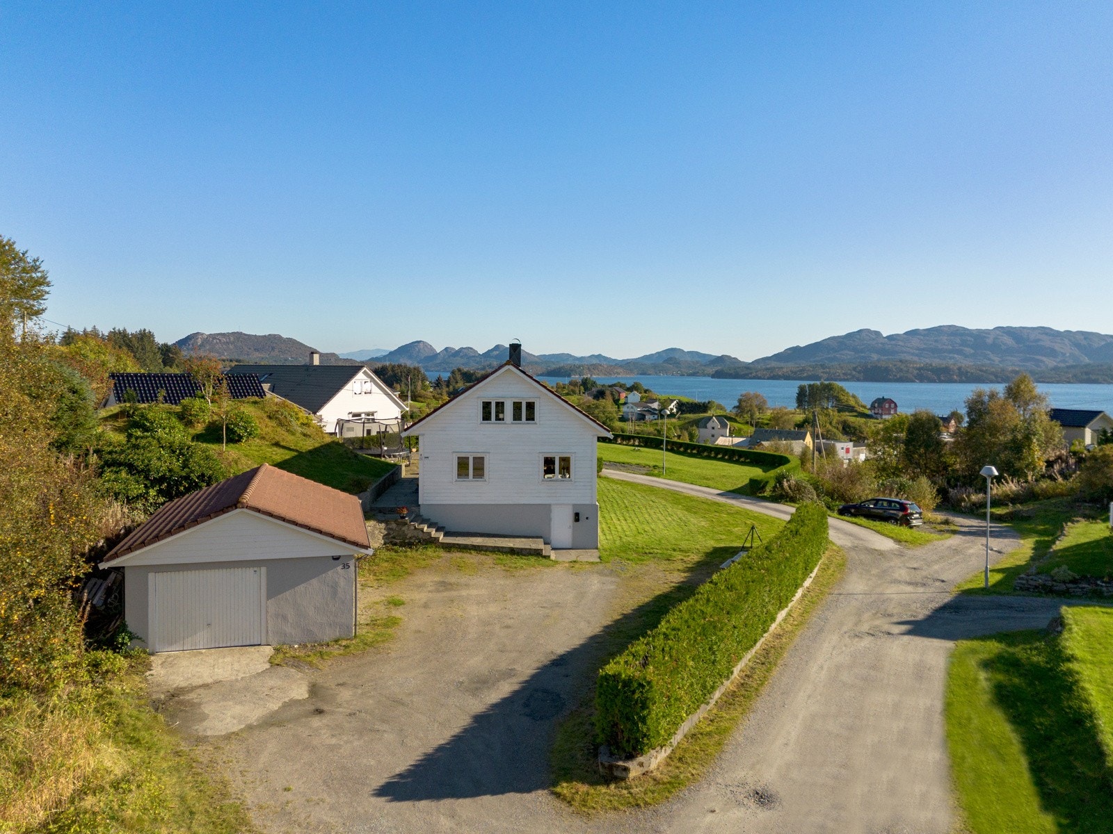 Tilhørende boligen har man garasje med BRA 38 kvm. Det er også god biloppstillingsplass. Galleribilde