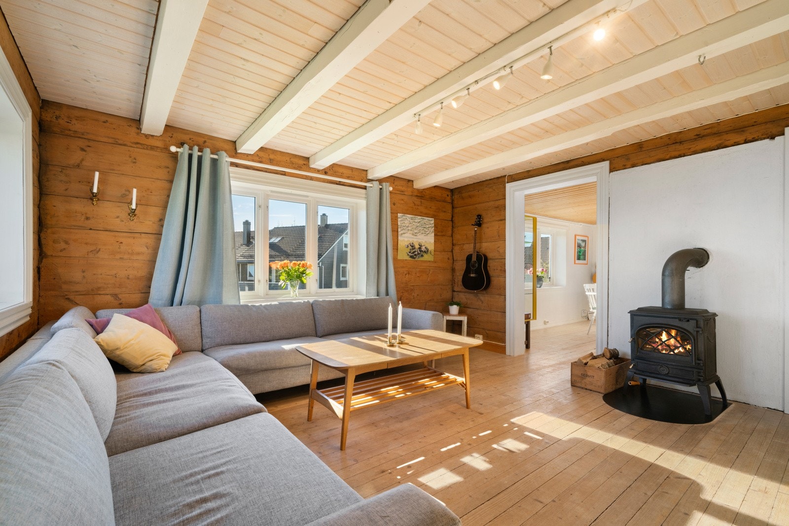 Som seg hør og bør finner man også vedovn som gir en hyggelig atmosfære. Galleribilde