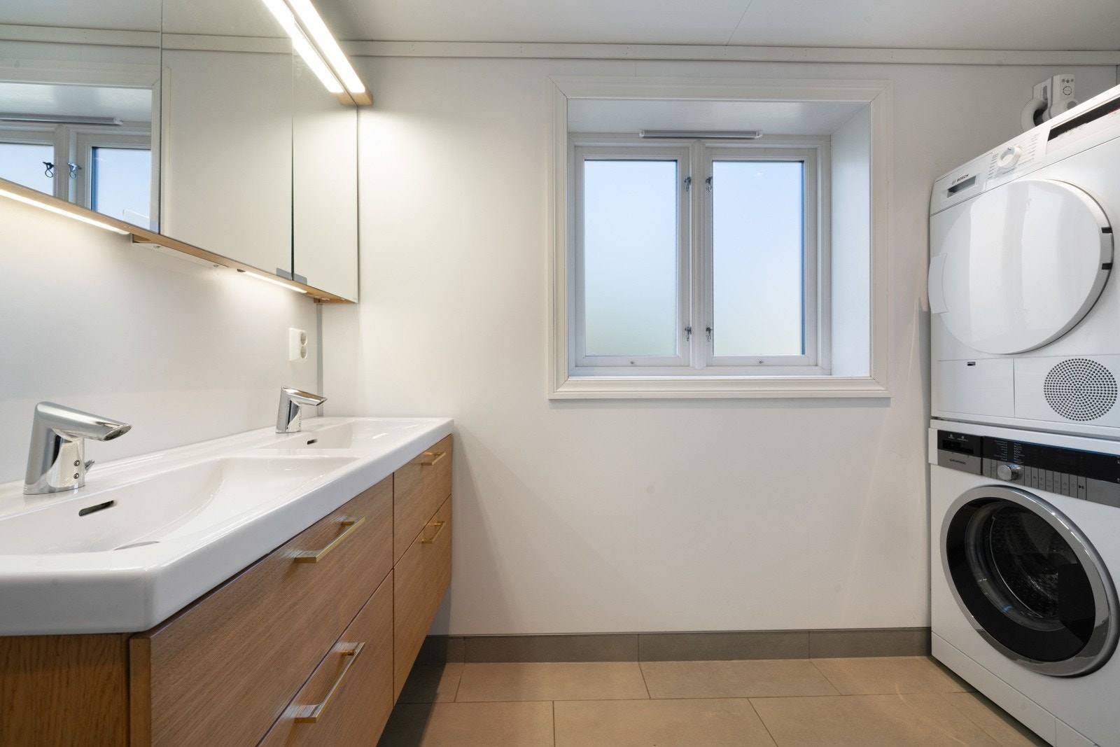 I gulvet har man varmekabler og i himling er det downlights. Det er også opplegg for vaskemaskin og tørketrommel. Galleribilde