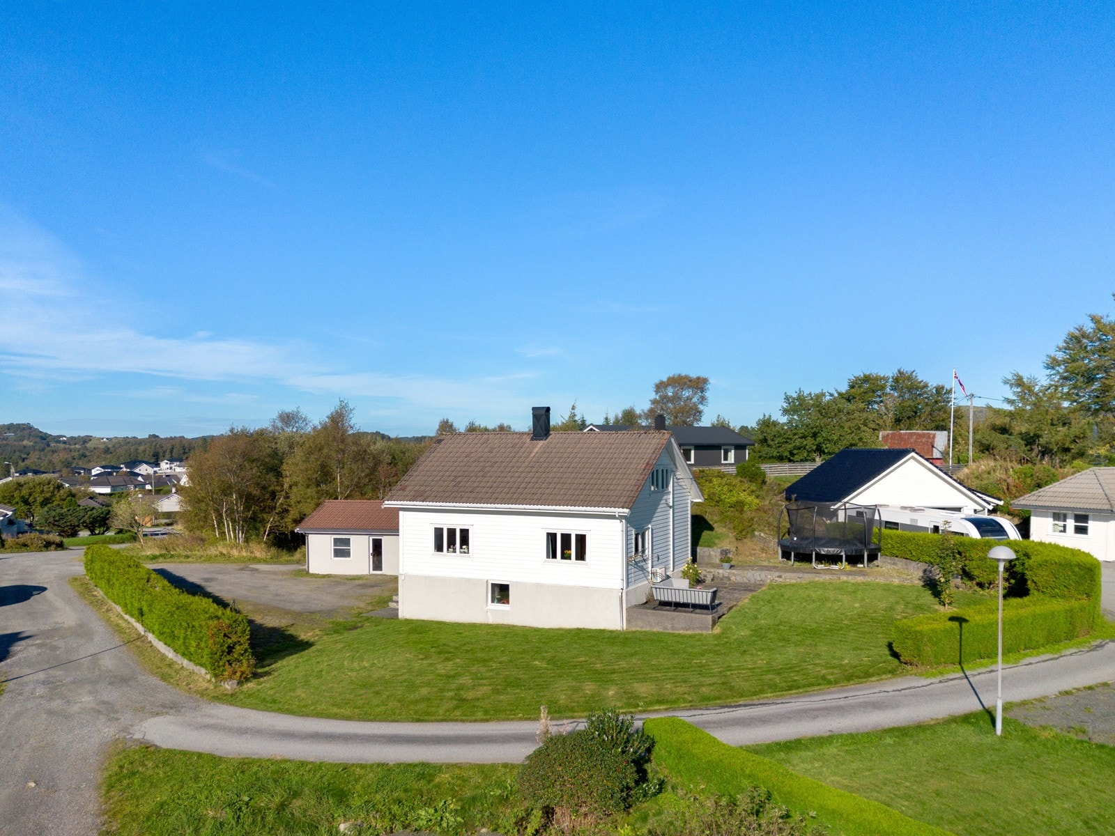 Urhaugvegen er et trivelig og barnevennlig boligområde med kort vei til offentlige servicetilbud. Galleribilde