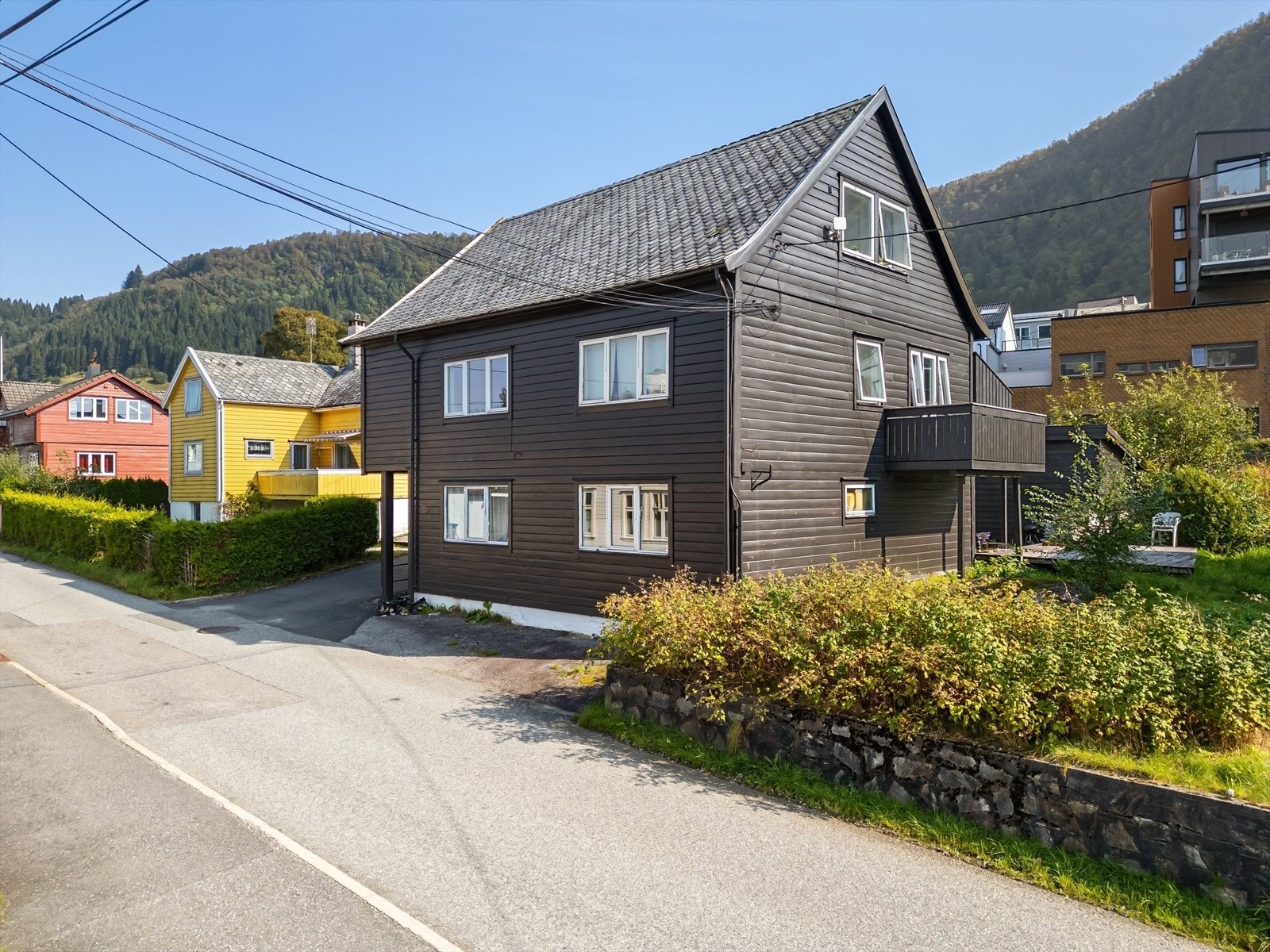 Leiligheten går over 2 plan og loft. Galleribilde