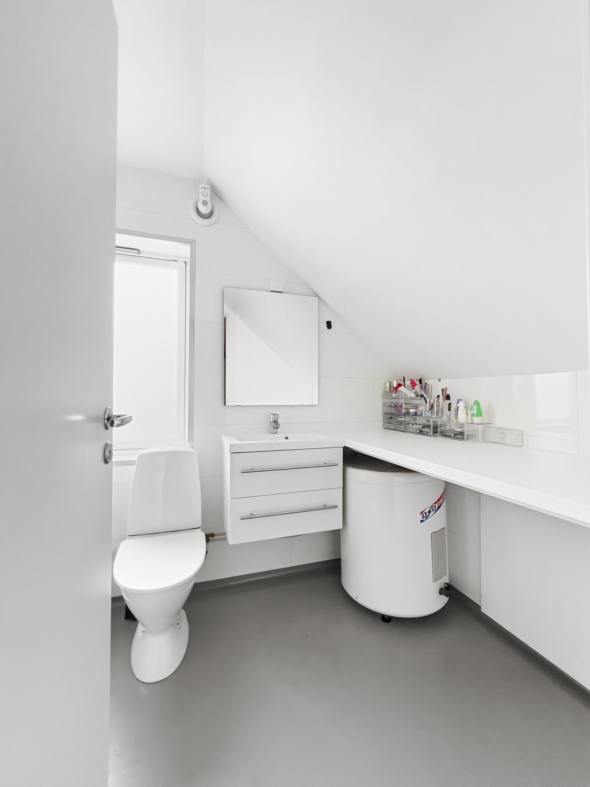 Badet har malt epoxy i gulv og våtromsplater på vegg. Galleribilde