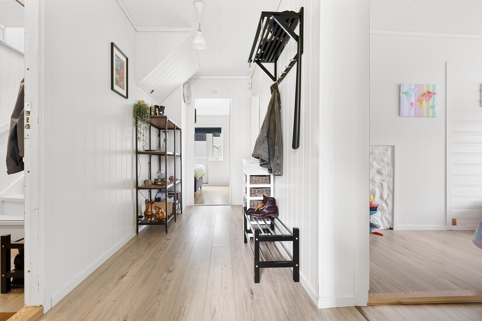 Gangen er romslig med god plass til stativ til yttertøy, og diverse møbler. Galleribilde