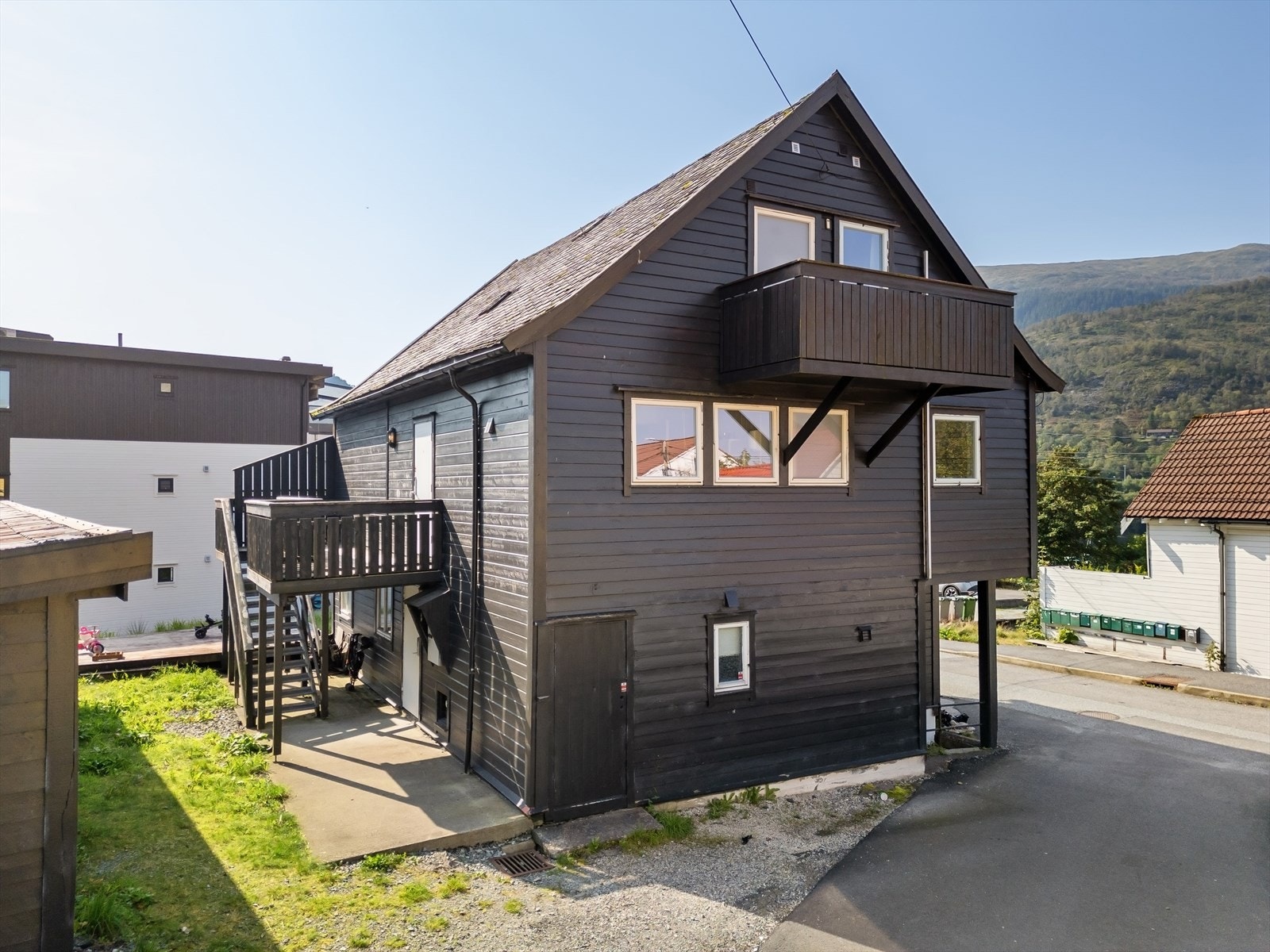 Felles tomt for sameiet hvor det er parkering, bodplass og hage. Galleribilde