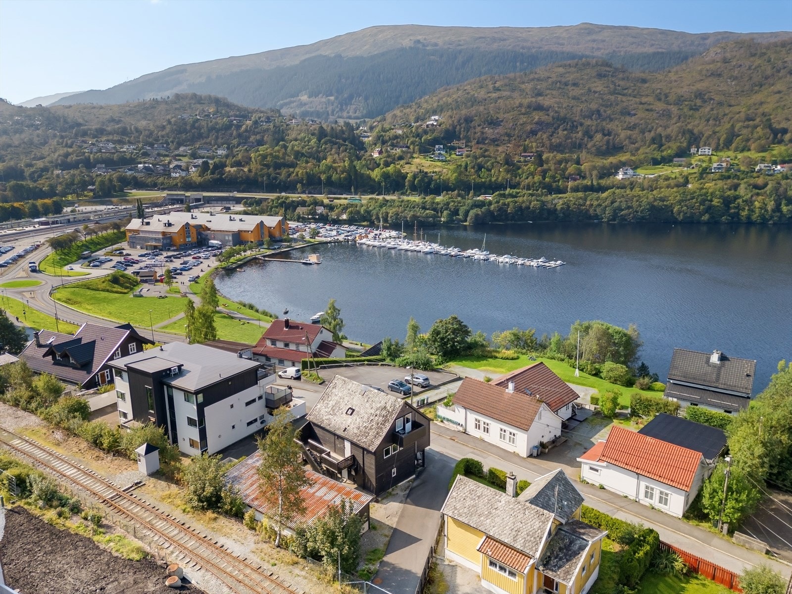 Velkommen til en stor leilighet i Ådnavegen 32! Leiligheten går over 2 plan og loft. Galleribilde