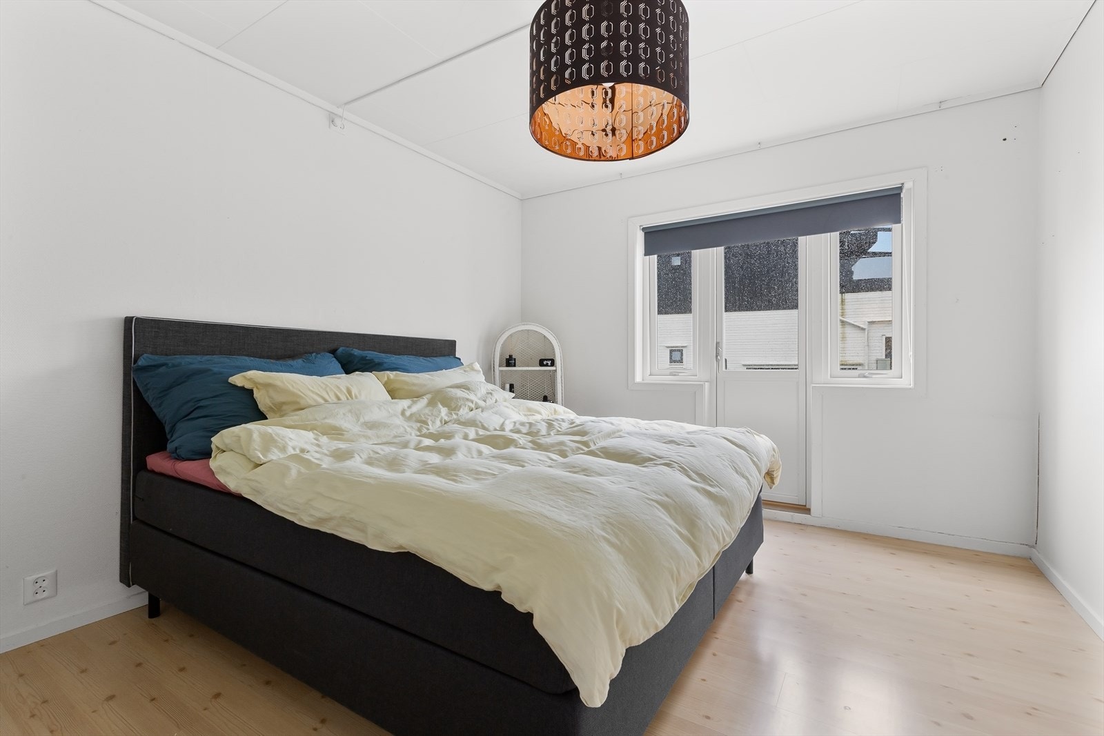 Hovedsoverommet har et areal på 11,9m2. Her er utgang til terrasse. Galleribilde