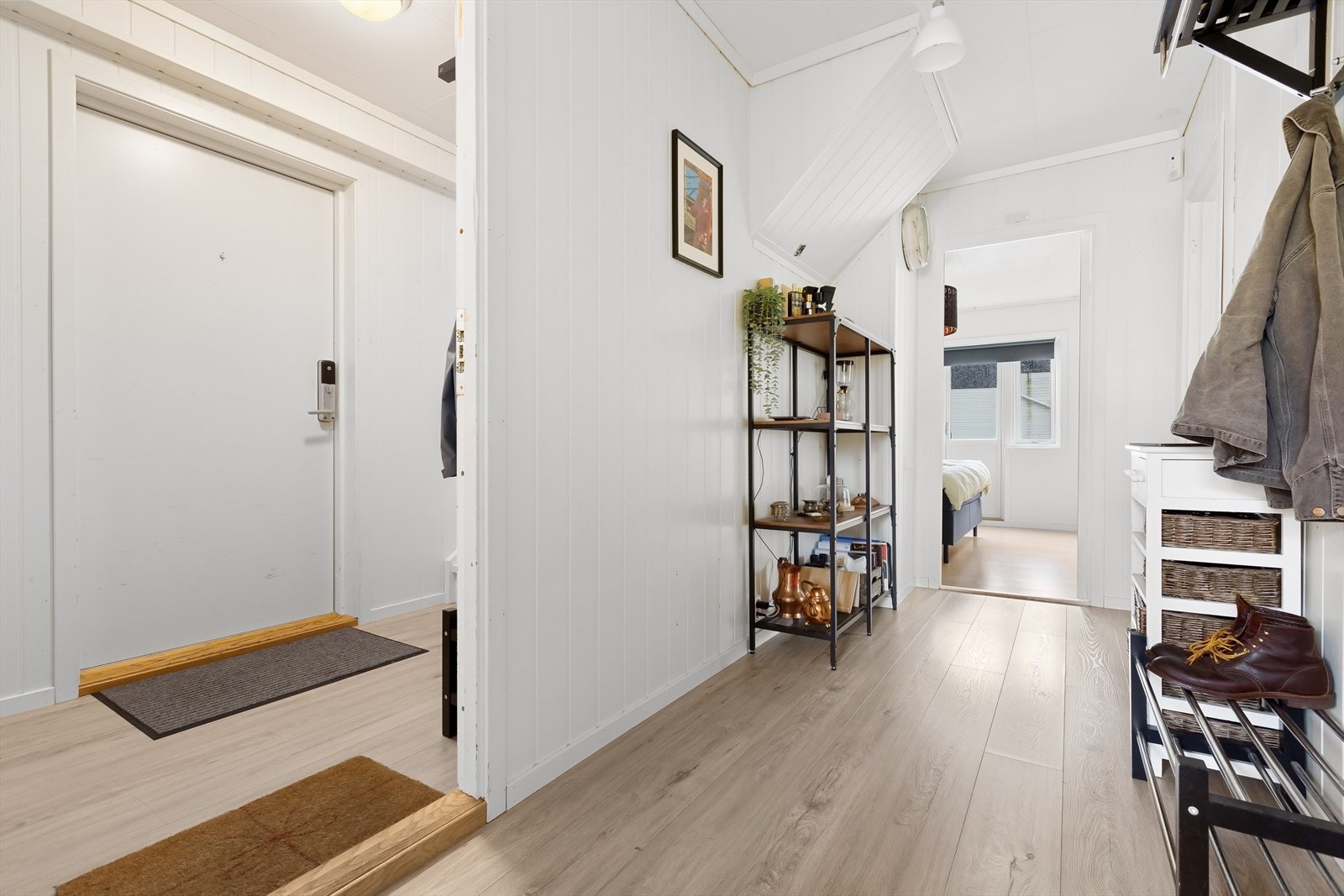 Etasjen deler inngang med loftetasjen, med egen inngang inn i bruksareal. Galleribilde