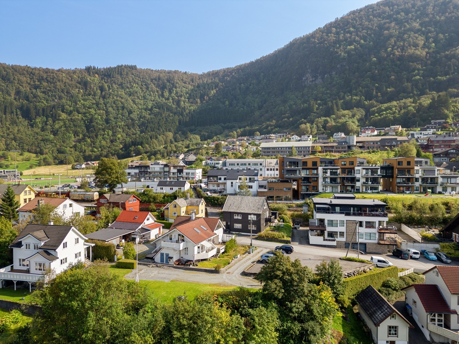Fotballbane og friidrettsbane innen 5 minutter gange. Galleribilde