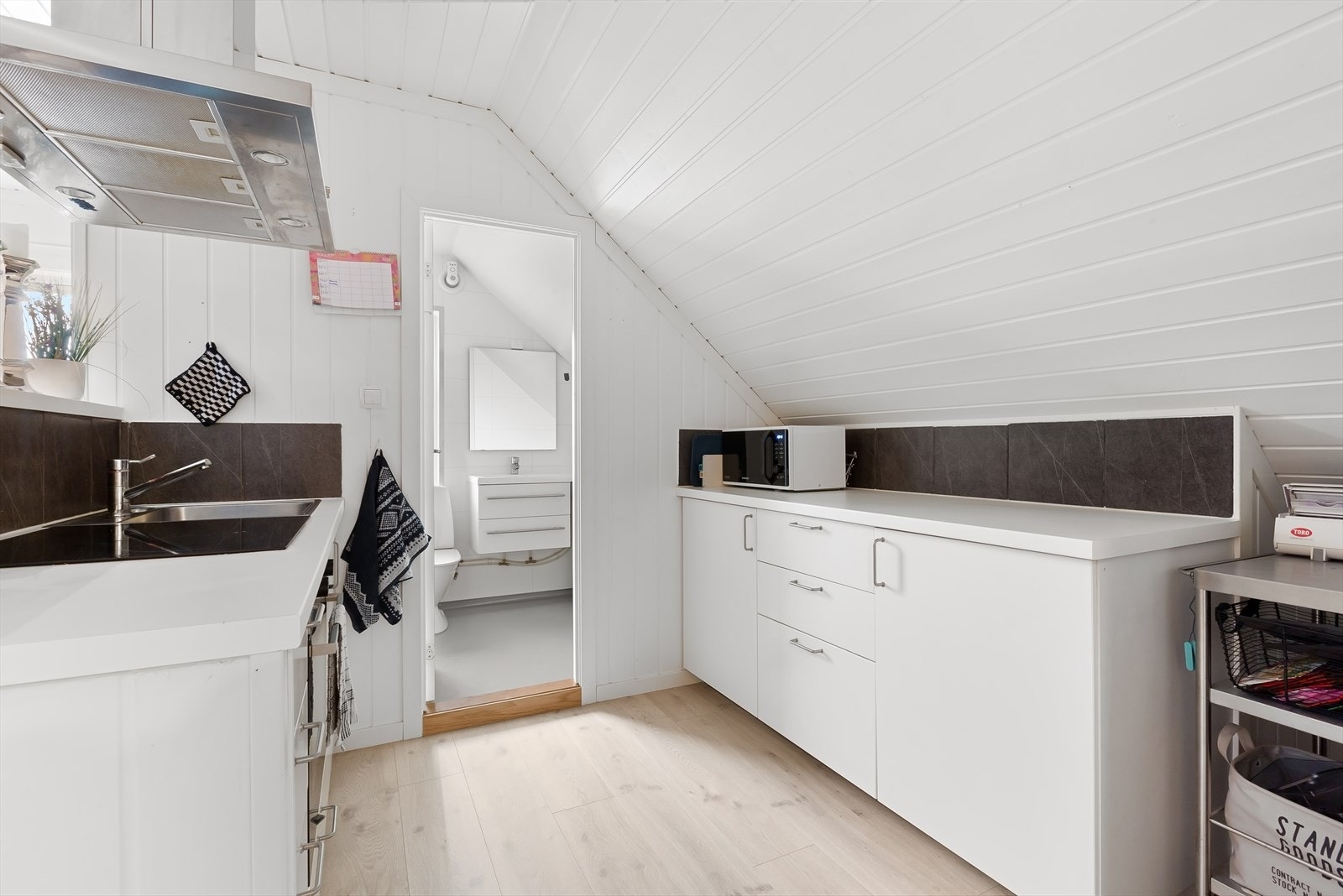 Bad med tilgang fra stue- kjøkkenløsningen. Galleribilde